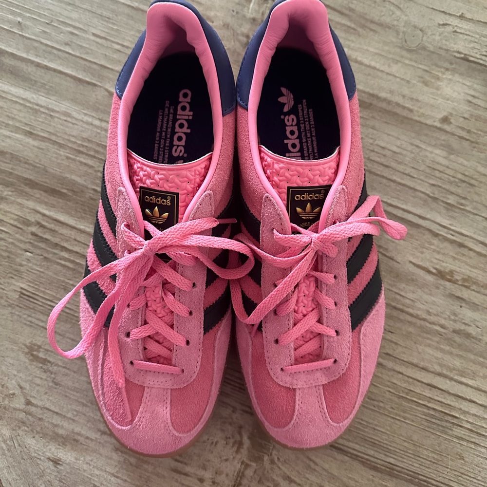 Adidas Gazelle Sneakers
Size 8
Never worn
Pink and Navy